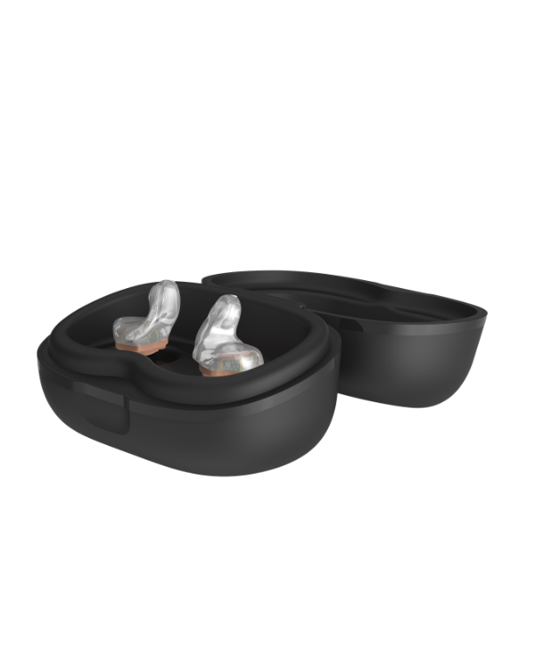 Aparelho auditivo retroauricular prata com jato de água azul espirrando ao redor, ao lado de estojo carregador preto aberto com dois aparelhos auditivos, fundo branco, fotografia de produto realista ultra-detalhada