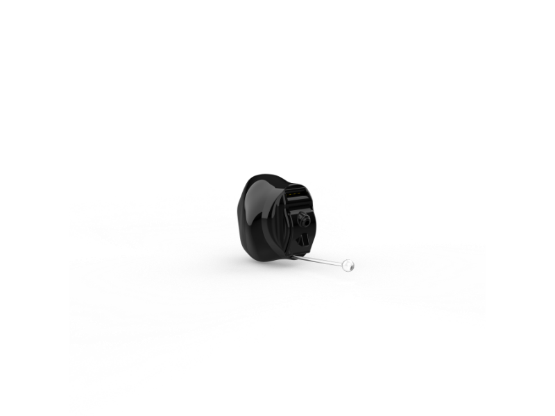 Aparelho auditivo invisível intra-auricular preto muito pequeno com fio de extração branco sobre fundo azul-marinho, fotografia de produto realista detalhada